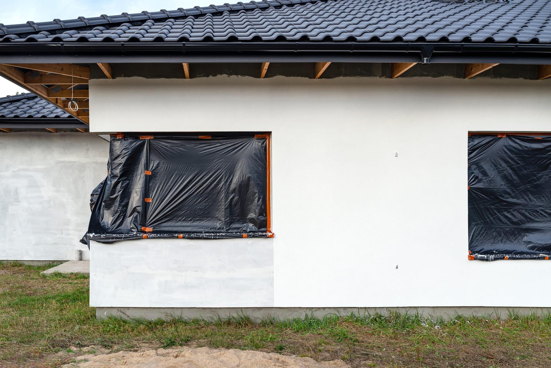 Neu verputzte, gedämmte Hausfassade
