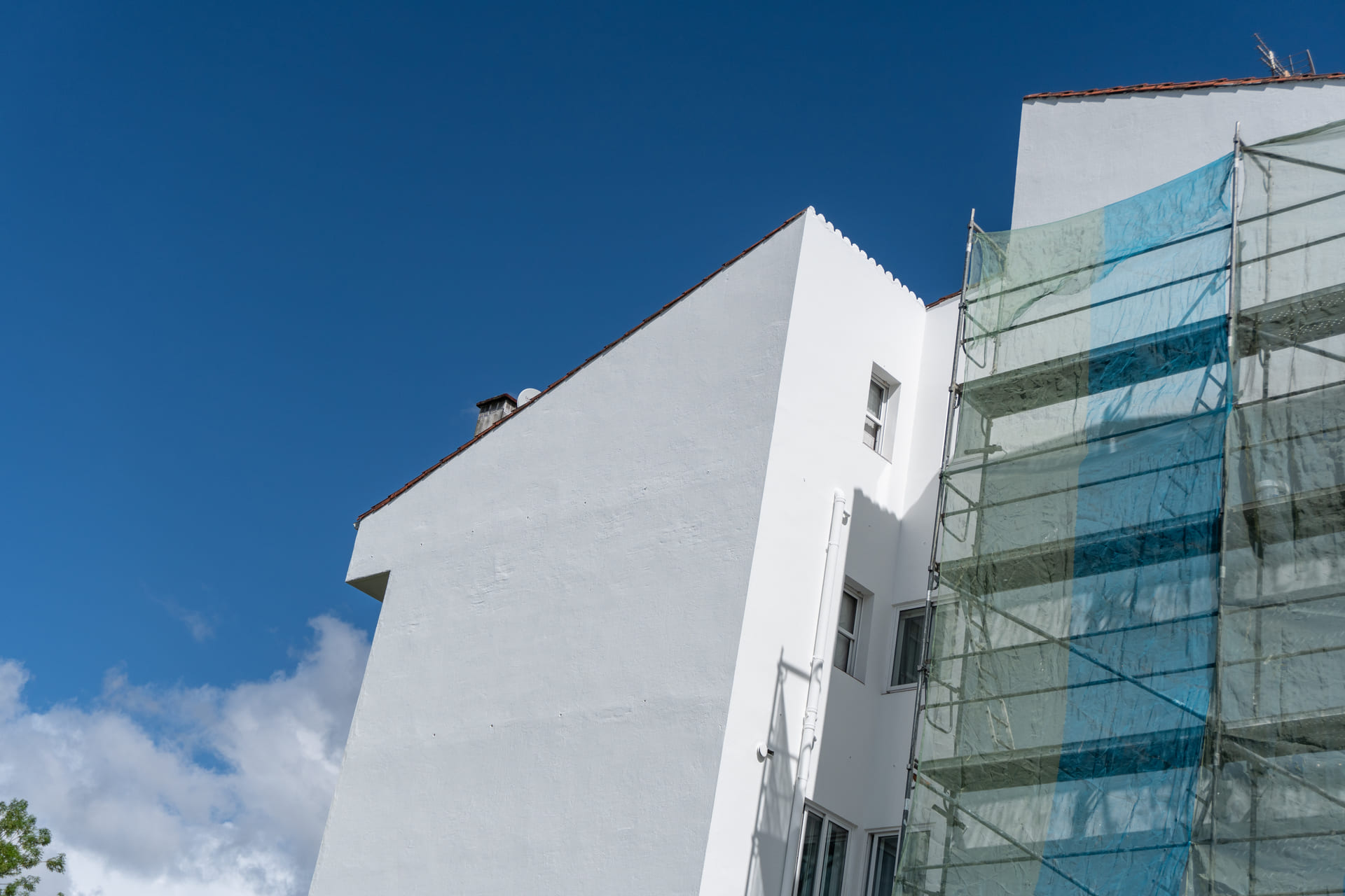 Weiss verputzte Fassade